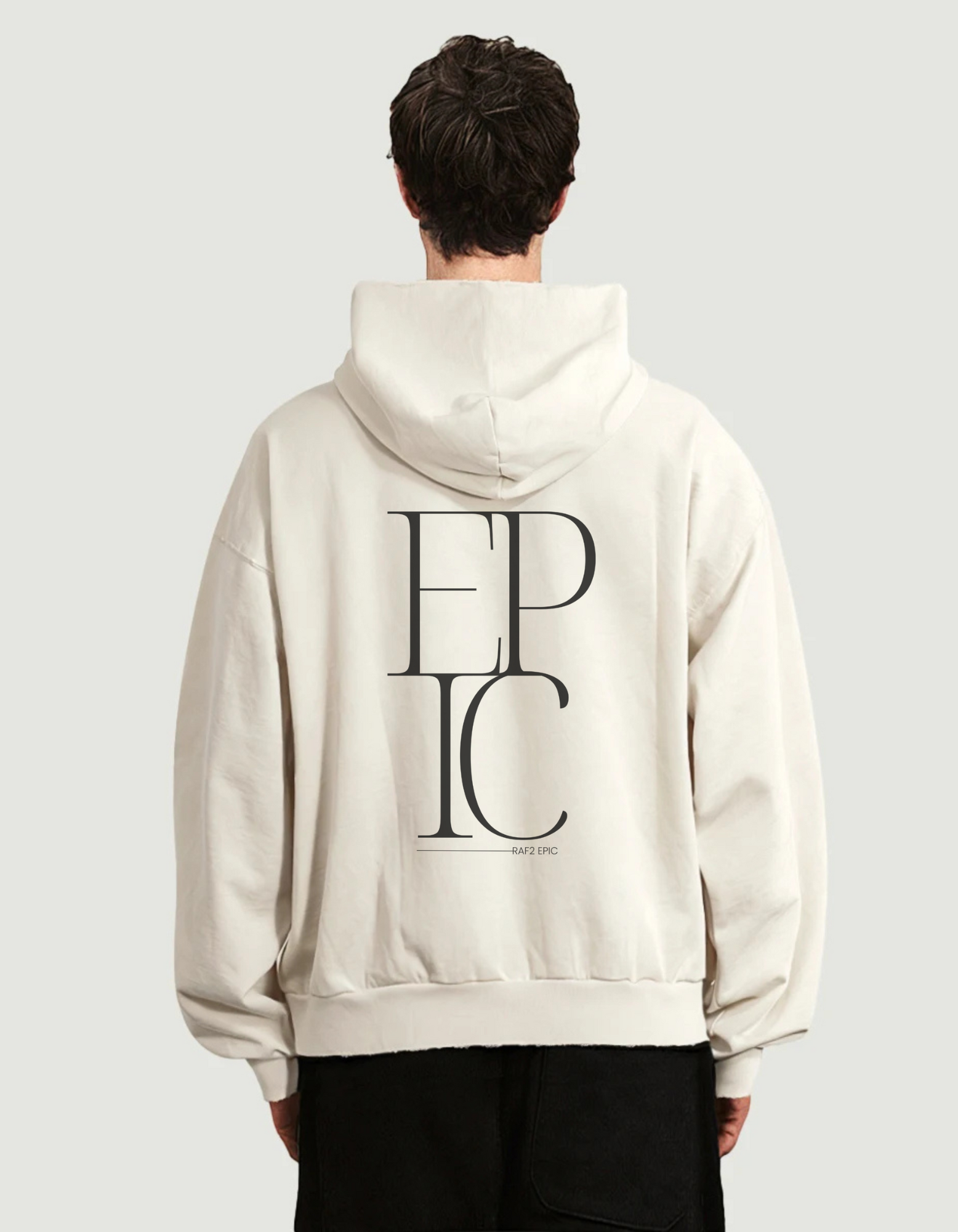 Vista trasera de sudadera retro color crema con estampado grande de la palabra EPIC.