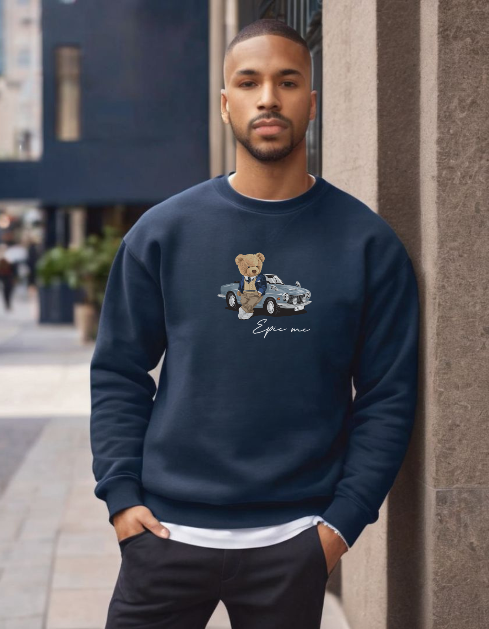 Hombre vistiendo sudadera sin capucha azul marino Teddy Epic Me en estilo urbano