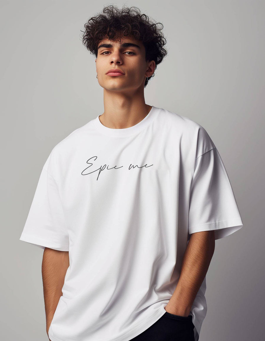Modelo vistiendo camiseta oversize blanca con bordado Epic Me