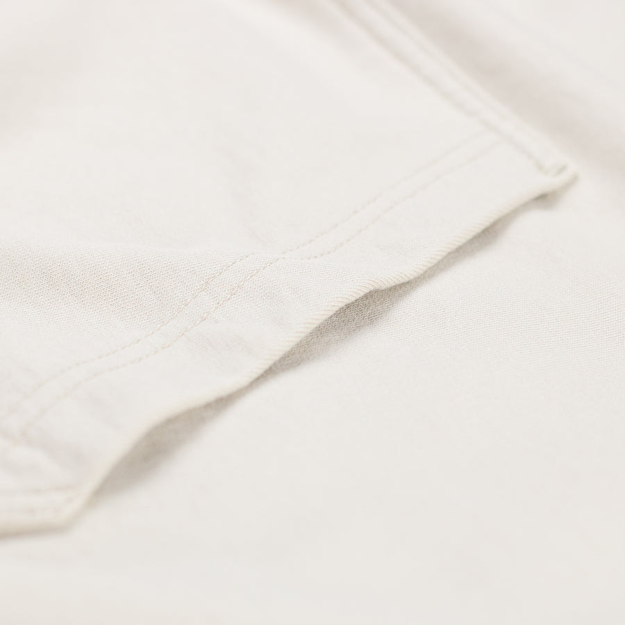 Detalle inferior del acabado en sudadera con capucha beige lavado EPIC ME