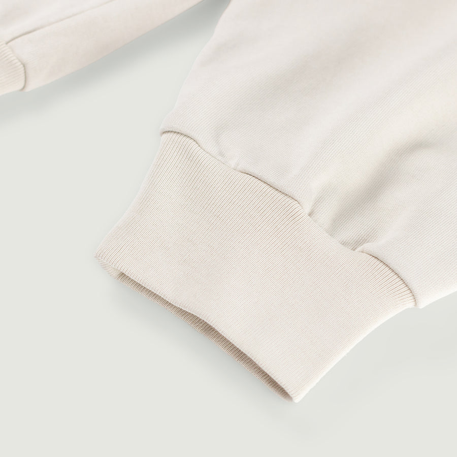 Detalle del puño acanalado en sudadera Think Different beige EPIC ME