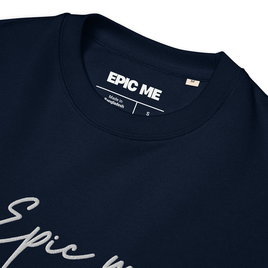 Detalle del cuello de sudadera sin capucha azul marino Epic Me con bordado