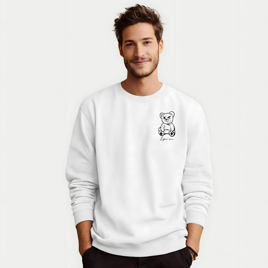 Modelo con sudadera sin capucha blanca Teddy Epic Me en estilo urbano