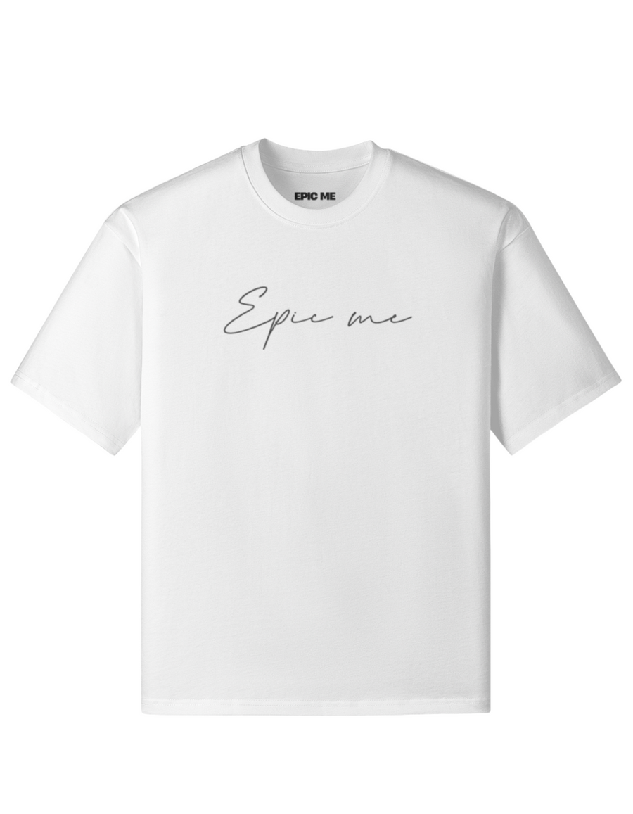 Camiseta oversize blanca con logo Epic Me bordado en plano