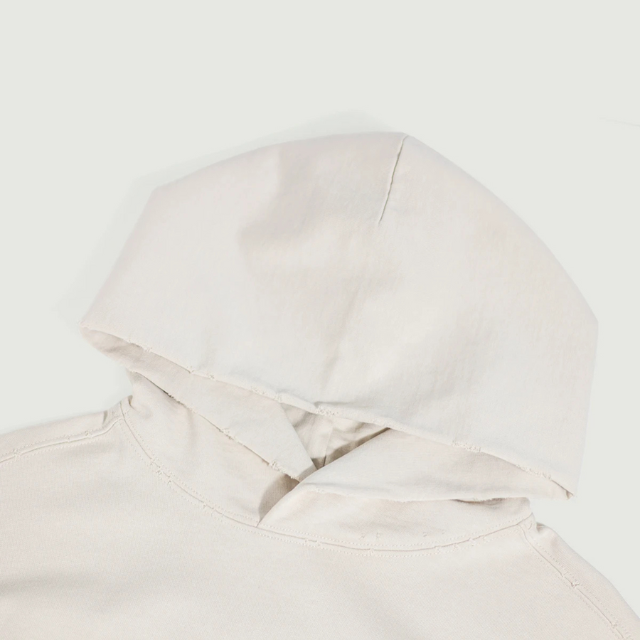 Detalle de la capucha doble con acabado crudo en sudadera retro.