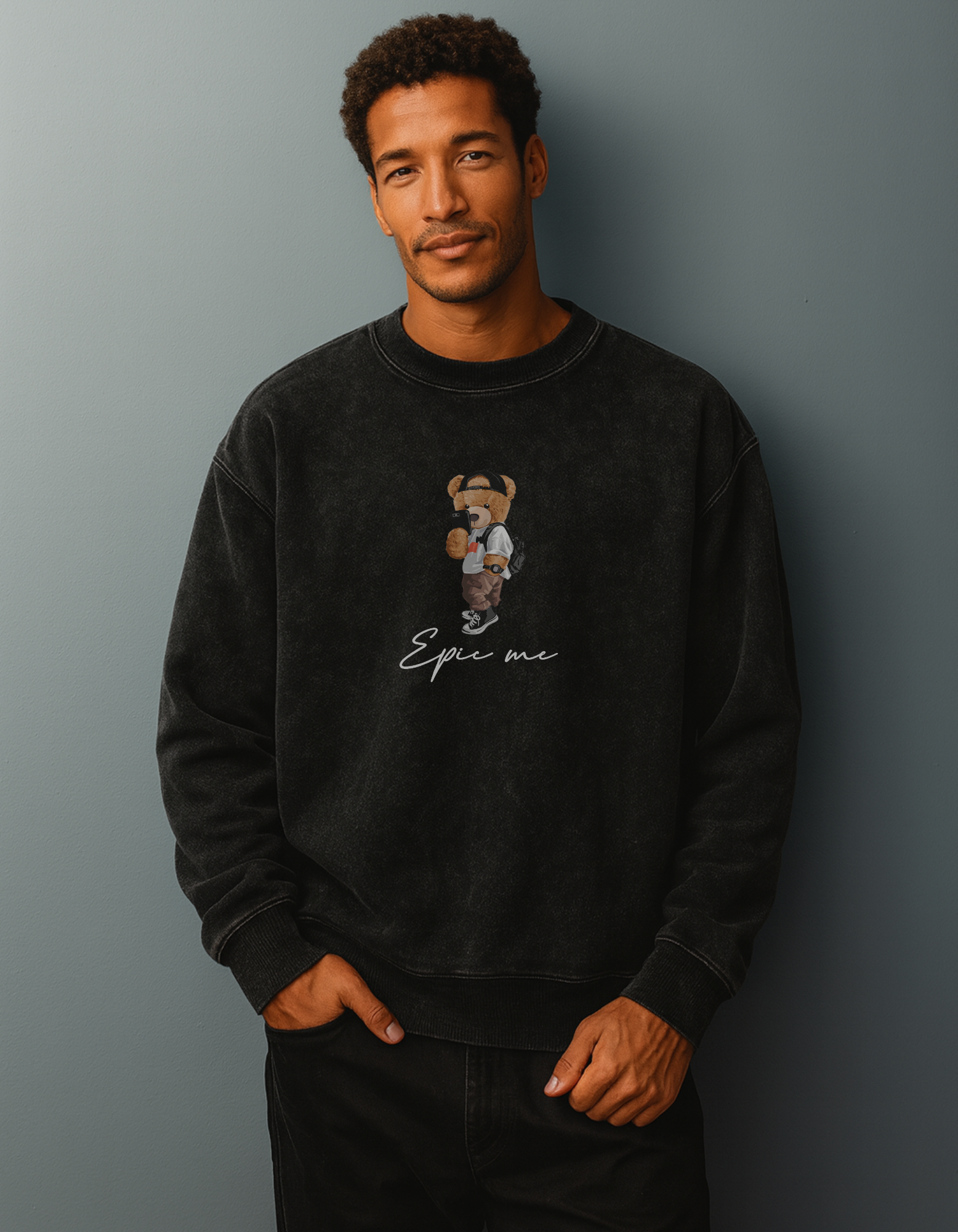 Modelo vistiendo sudadera oversize vintage Epic Me Bear negra con estampado de oso y logo Epic Me