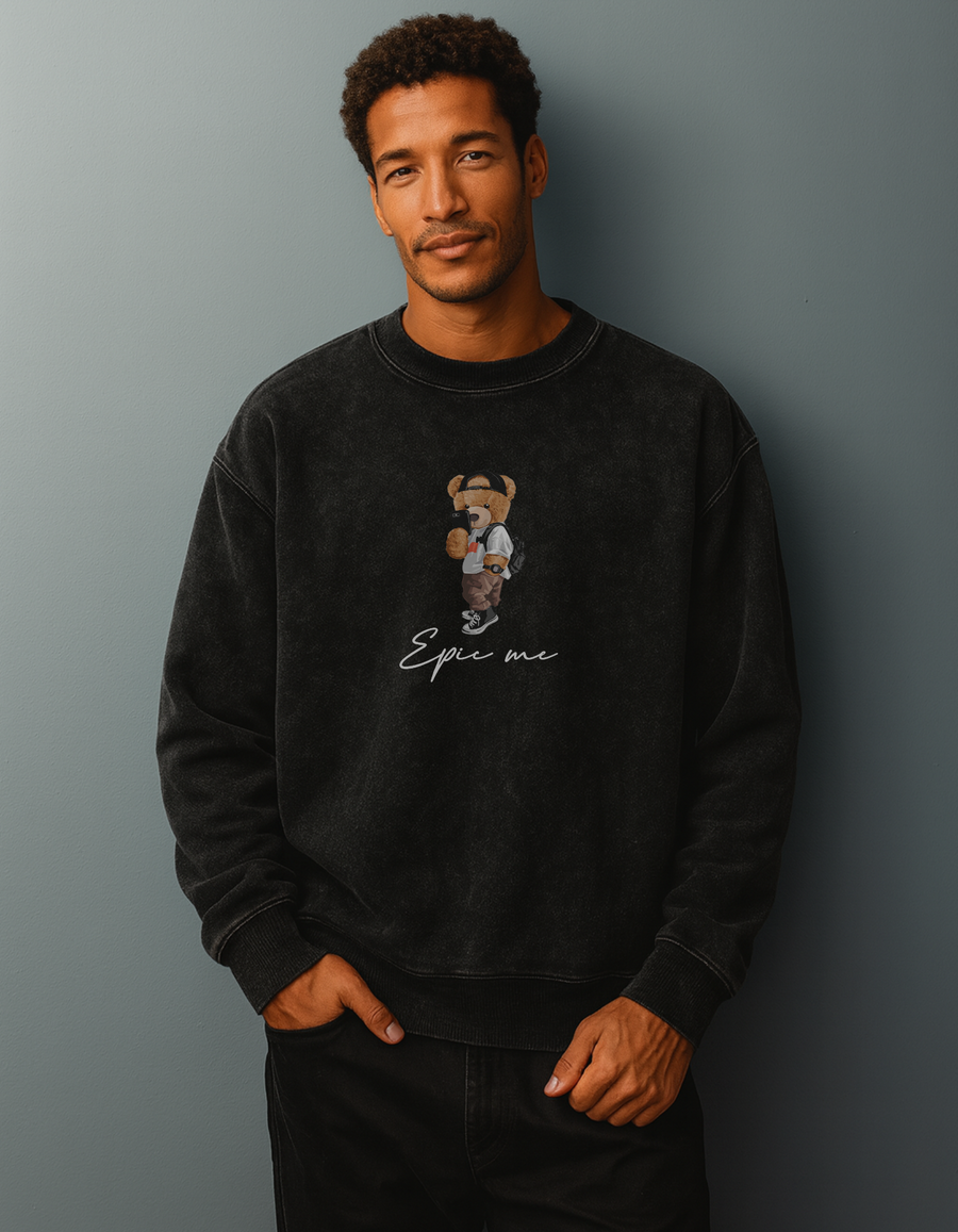 Modelo vistiendo sudadera oversize vintage Epic Me Bear negra con estampado de oso y logo Epic Me