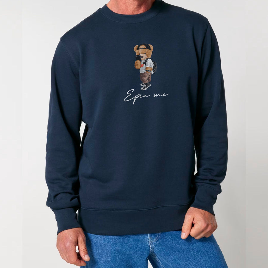 Sudadera sin capucha hombre azul marino con estampado Epic Me Bear en detalle