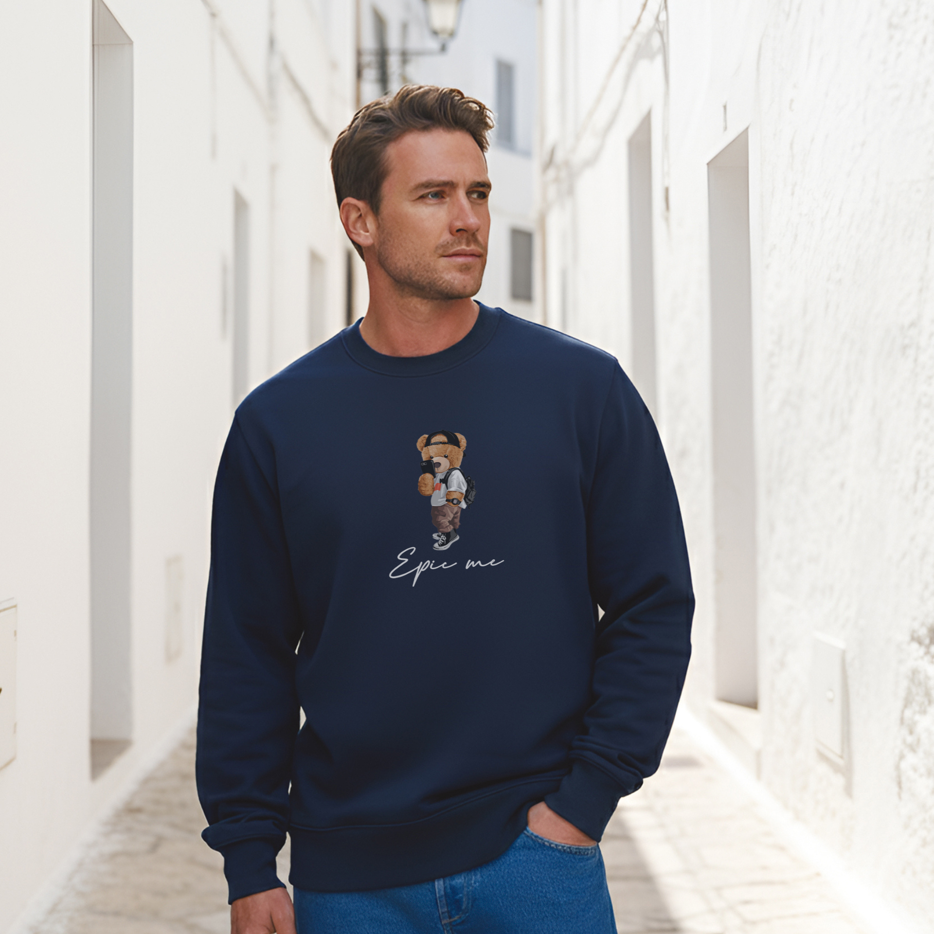Modelo con sudadera sin capucha azul marino con estampado Epic Me Bear