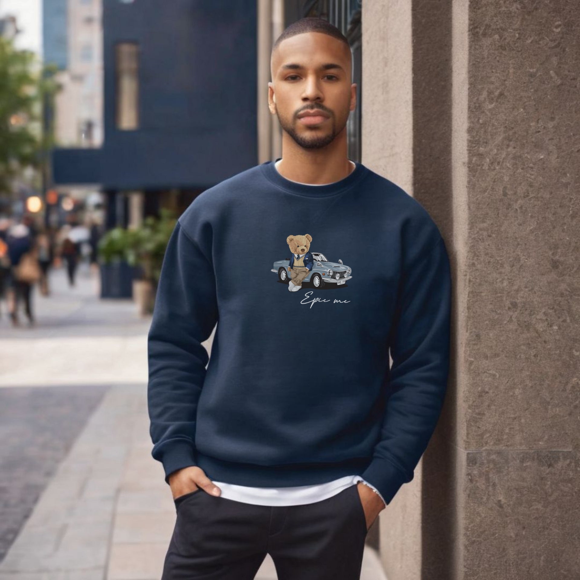 Sudadera sin capucha azul marino Teddy Epic Me puesta