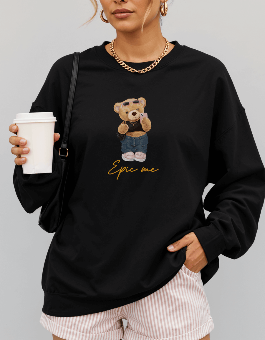Mujer con sudadera sin capucha negra Bear Epic Me sosteniendo café en estilo urbano