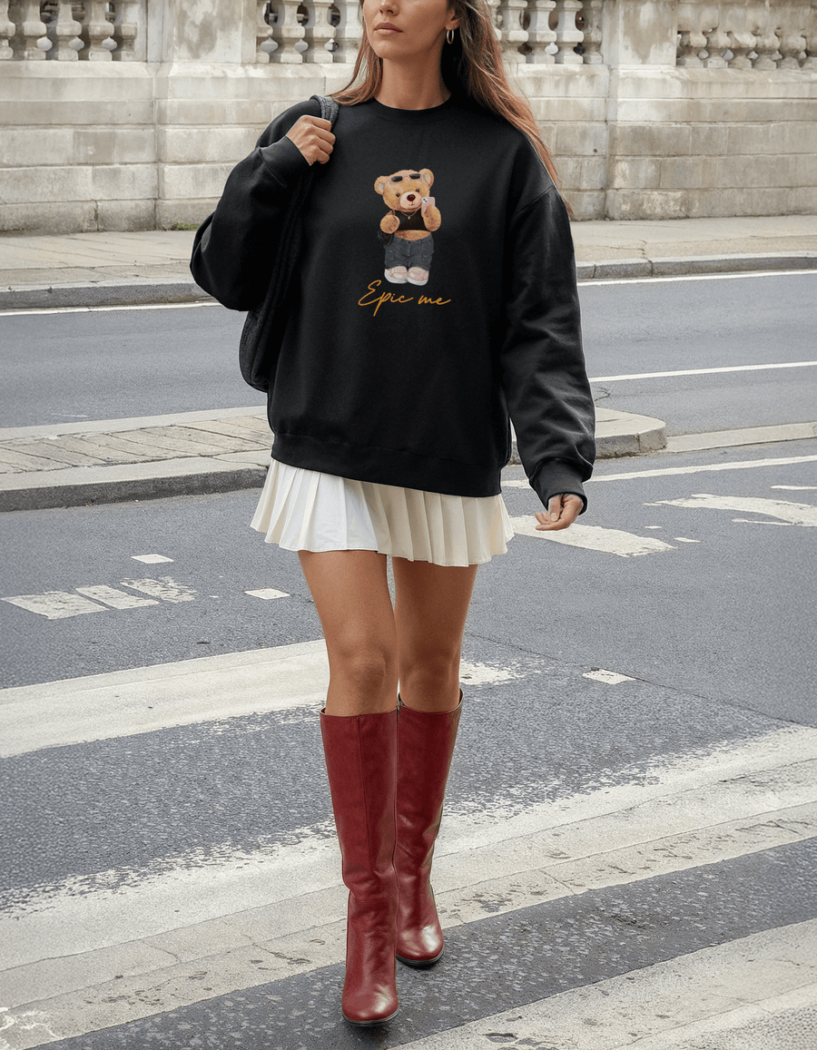 Mujer vistiendo sudadera sin capucha negra Bear Epic Me en la calle