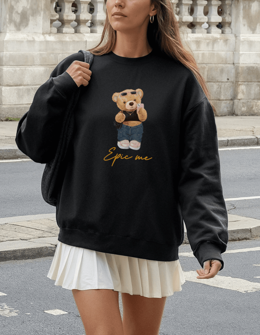 Mujer vistiendo sudadera sin capucha negra Bear Epic Me con estampado de oso y gafas en la calle