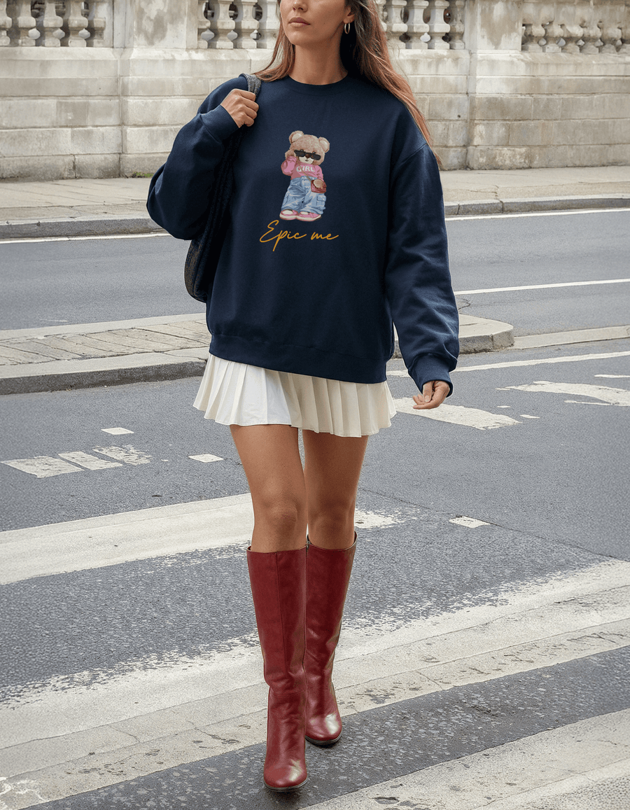 Mujer vistiendo sudadera sin capucha azul marino Girl Epic Me en estilo urbano

Modelo caminando (plano medio)