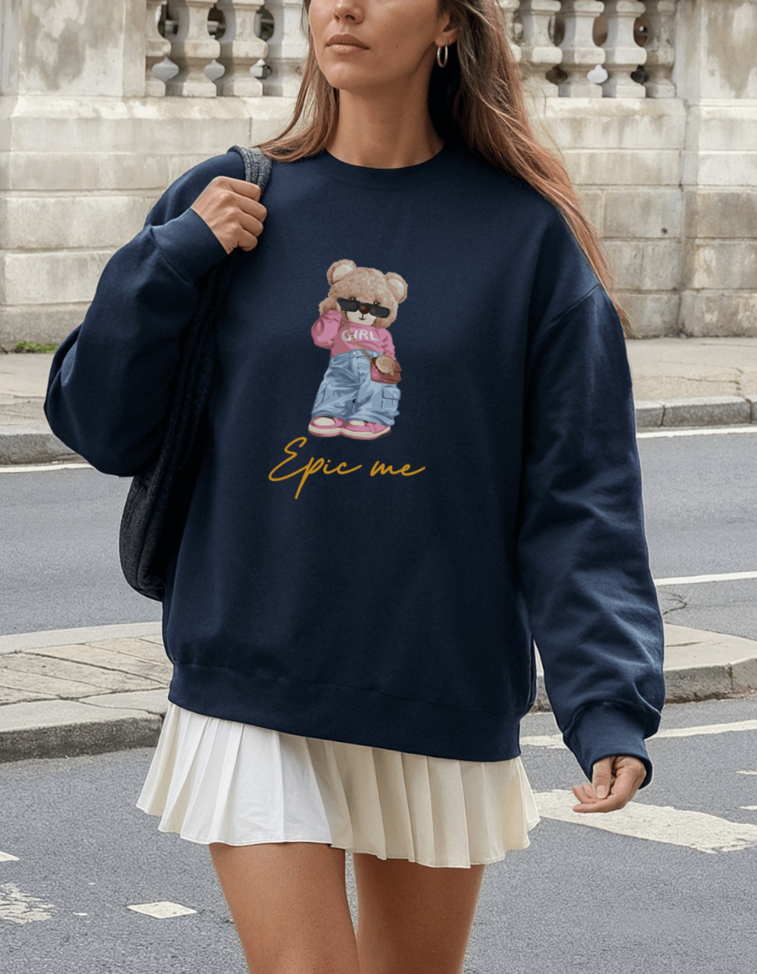 Mujer con sudadera sin capucha azul marino Girl Epic Me con estampado de oso en la calle