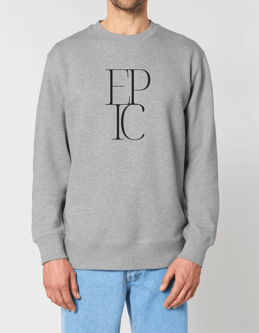 Detalle del logo Epic en sudadera gris algodón orgánico