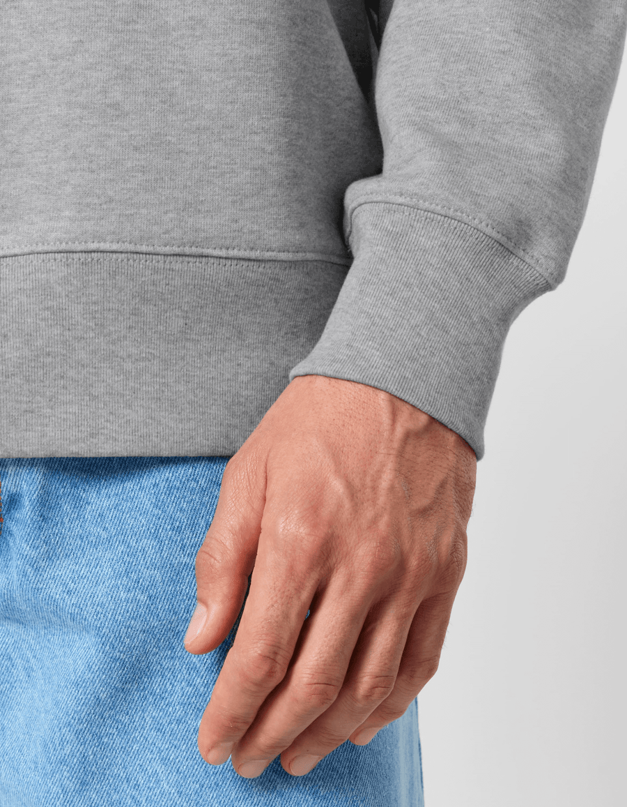 Detalle del puño de sudadera sin capucha gris de algodón orgánico Logo Epic