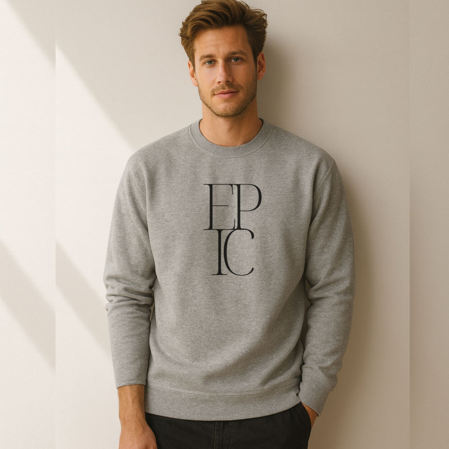 Modelo con sudadera sin capucha gris de algodón orgánico Logo Epic 
