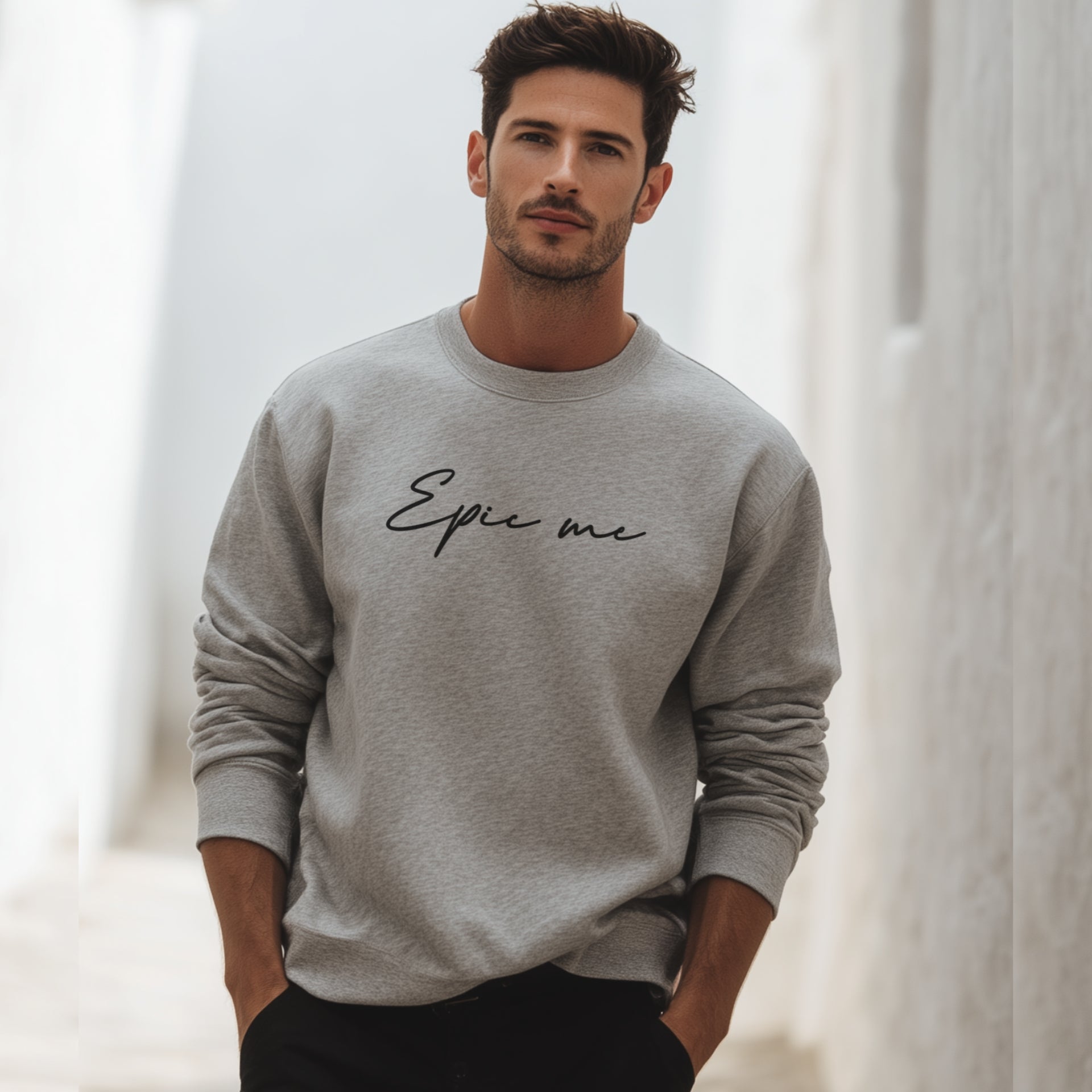 Modelo con sudadera sin capucha gris Epic Me estilo urbano
