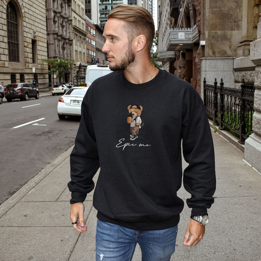 Sudadera sin capucha negra Epic Me Bear de hombre estilo urbano en la calle
