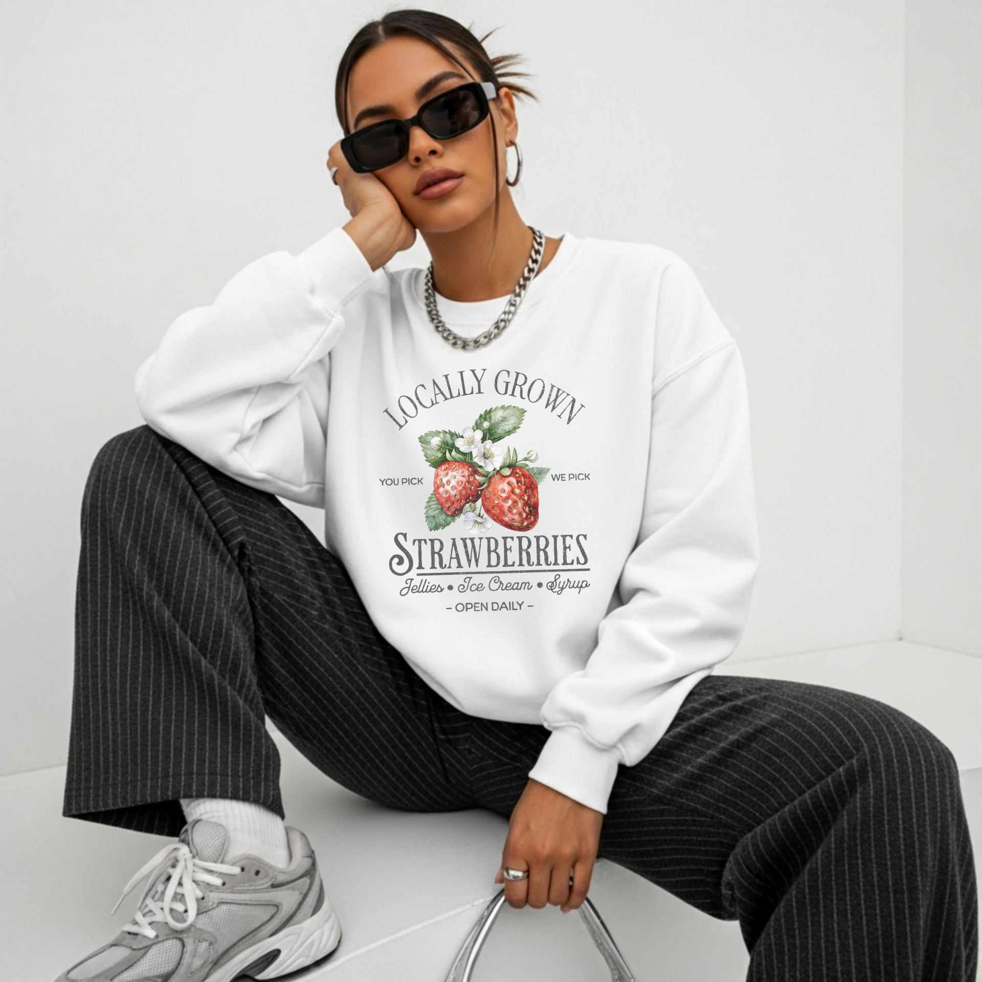 Mujer vistiendo sudadera sin capucha Strawberries blanca con estampado retro de fresas