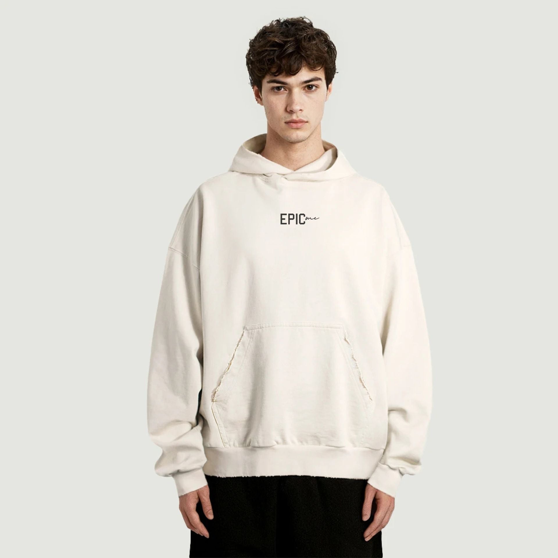 Sudadera oversize vintage Always Cherishing beige EPIC ME vista frontal en modelo con bordado Epic me