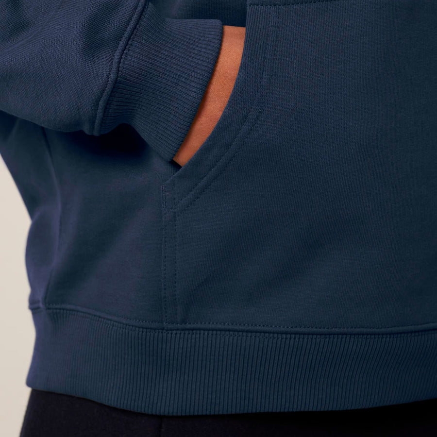 Detalle bolsillo canguro sudadera con capucha azul marino