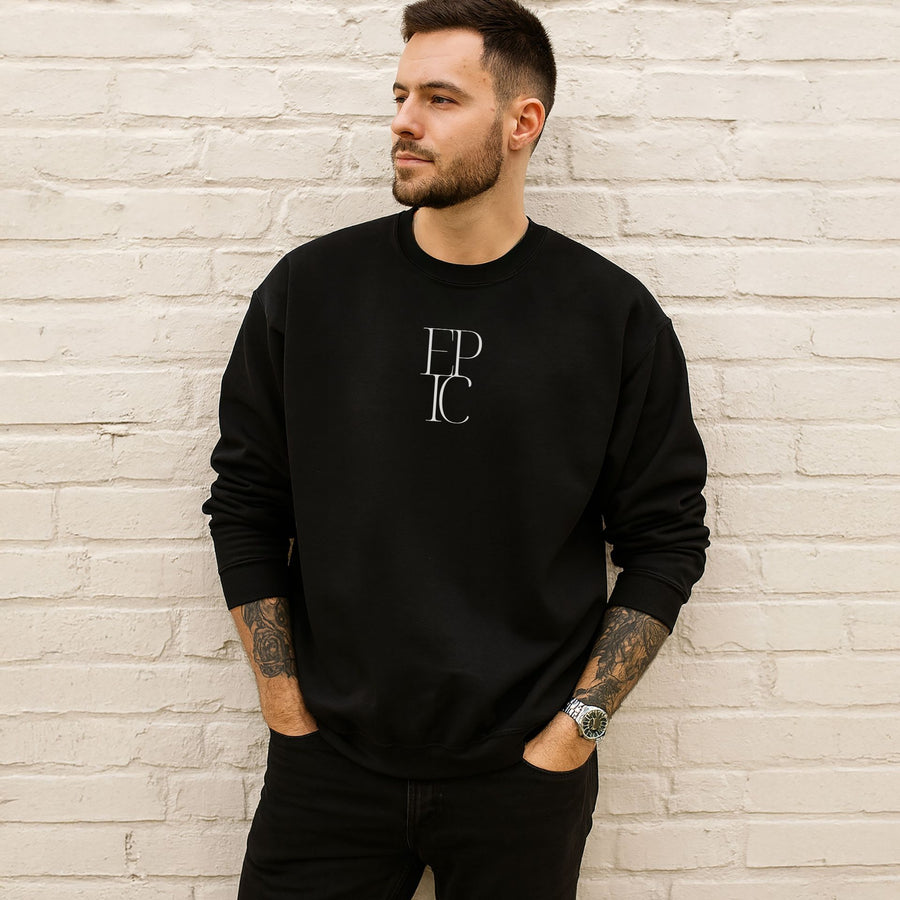 Sudadera cuello redondo negra EPIC en modelo hombre con estilo urbano