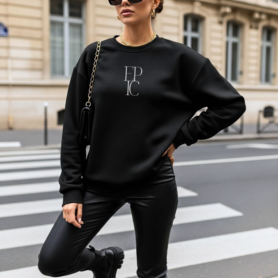 Sudadera cuello redondo negra EPIC en modelo mujer con look moderno