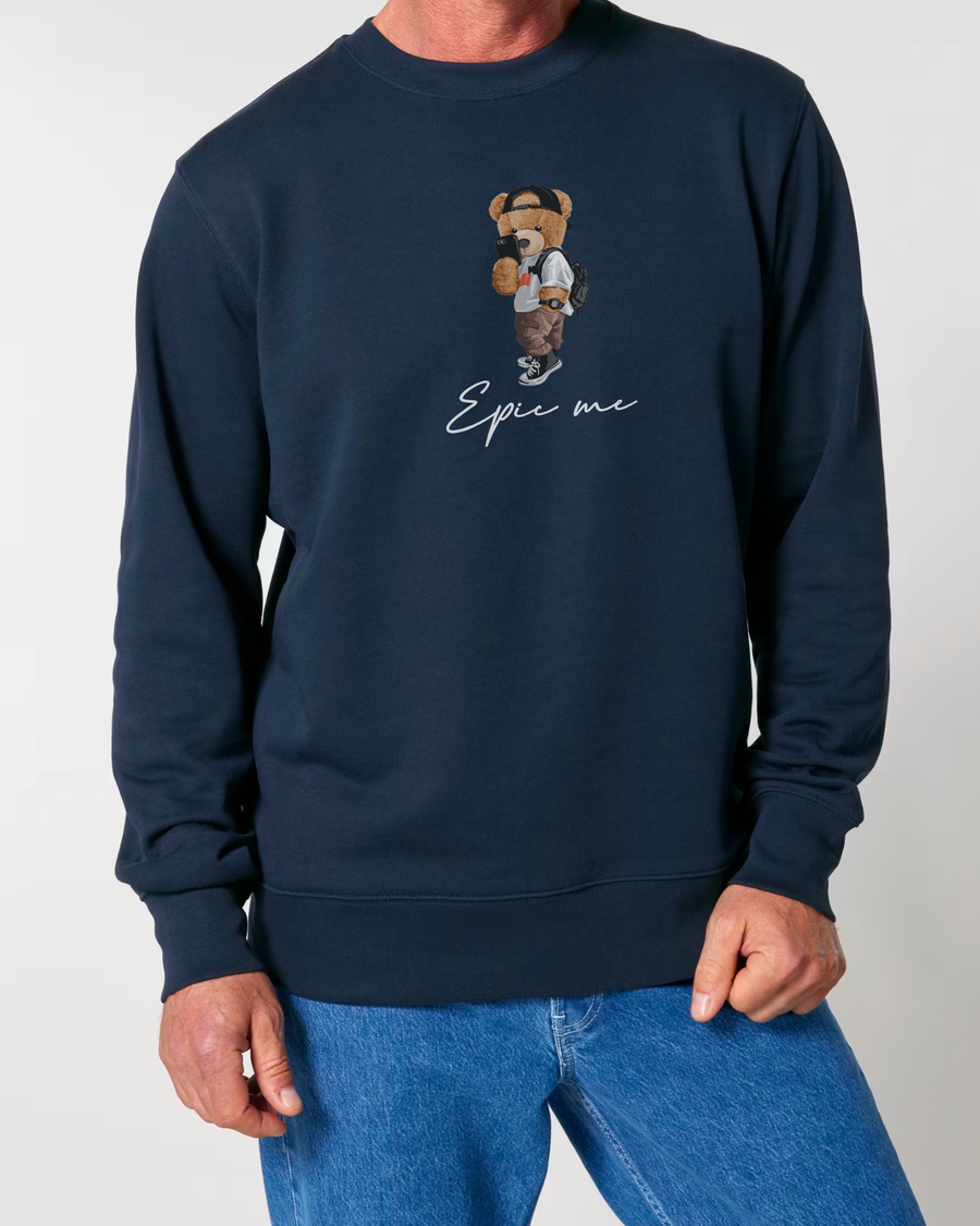 Modelo con sudadera azul marino Epic Me Bear de algodón orgánico