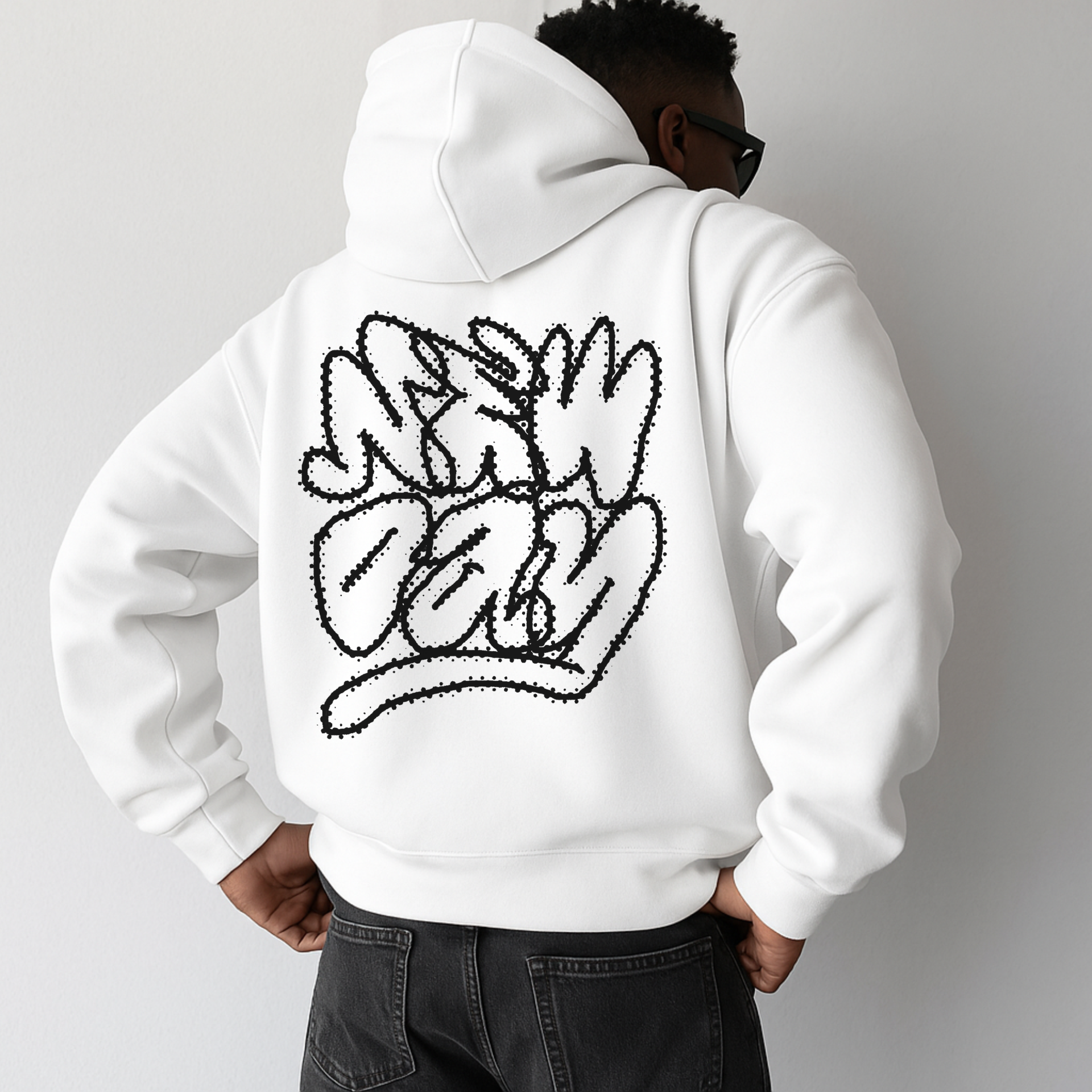 Modelo con sudadera oversize blanca New Day EPIC estilo urbano