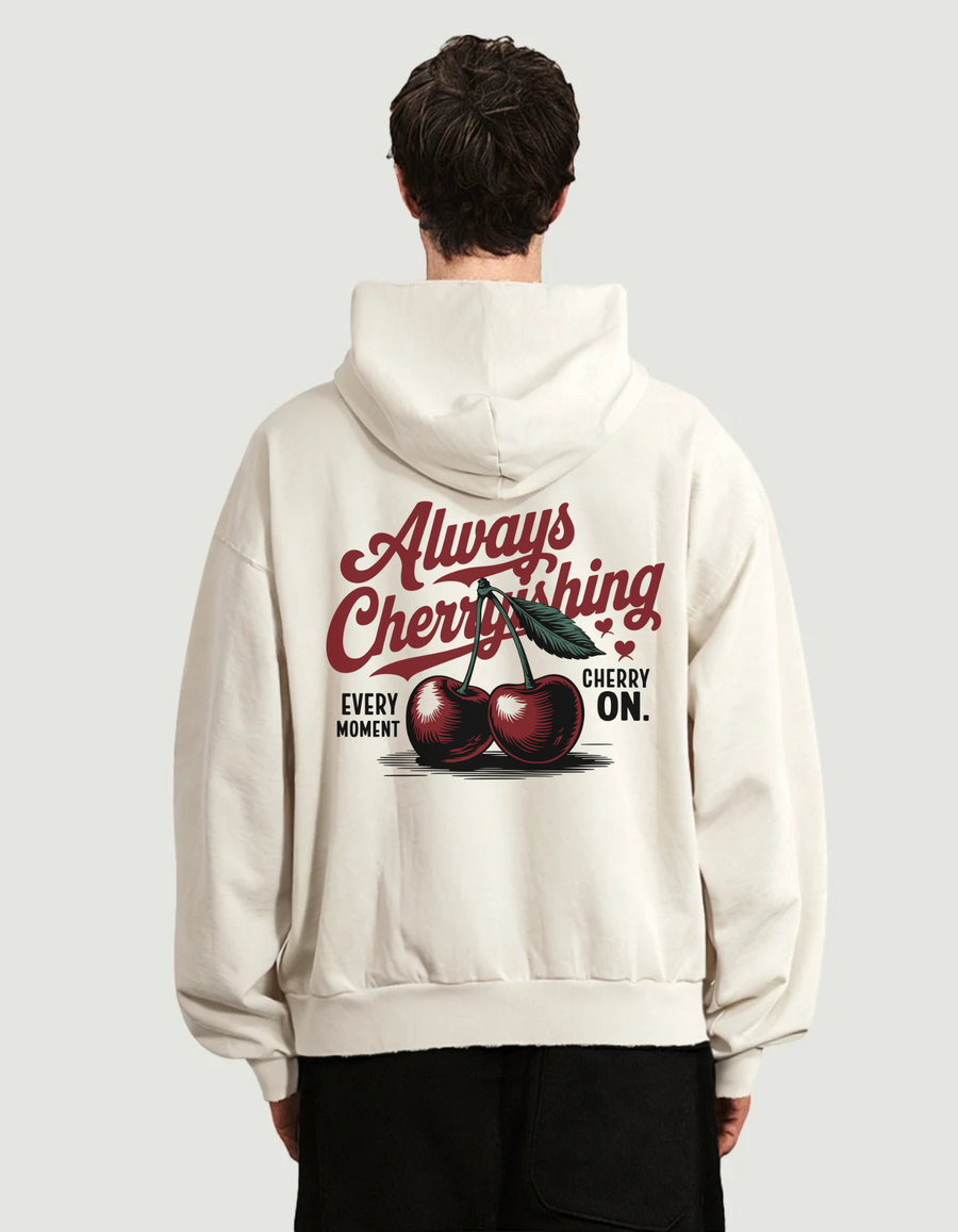 Sudadera retro con estampado gráfico de cerezas estilo vintage en la espalda, lucida por modelo