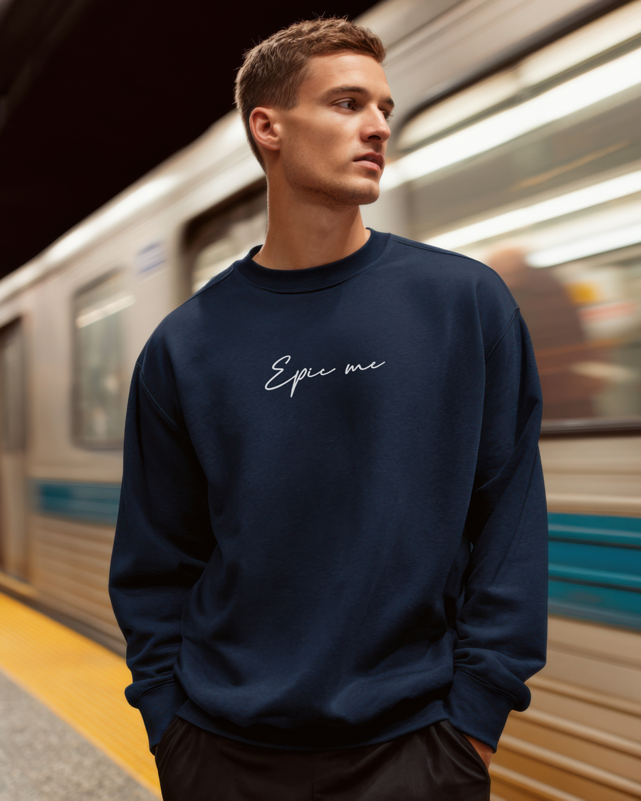 Modelo con sudadera sin capucha azul marino Epic Me en look urbano