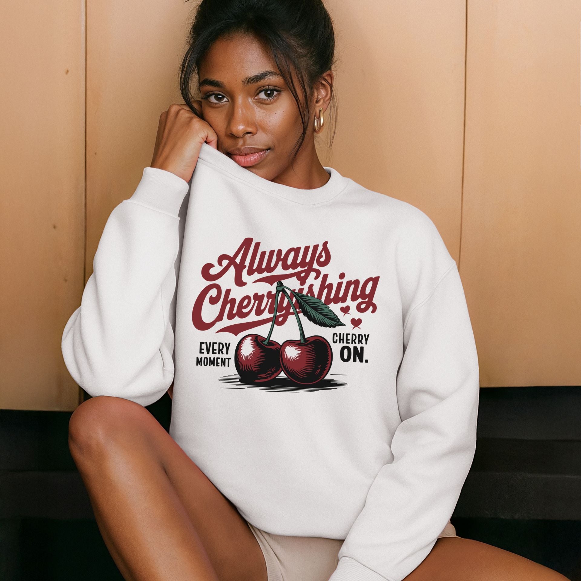 Sudadera sin capucha blanca 100% algodón orgánico con estampado de cerezas y texto Always Cherishing