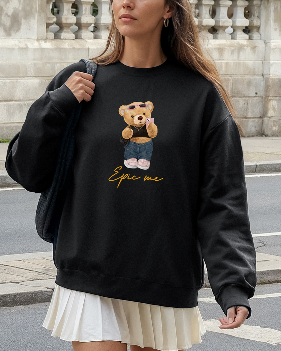 Mujer vistiendo sudadera sin capucha negra Bear Epic Me en la calle