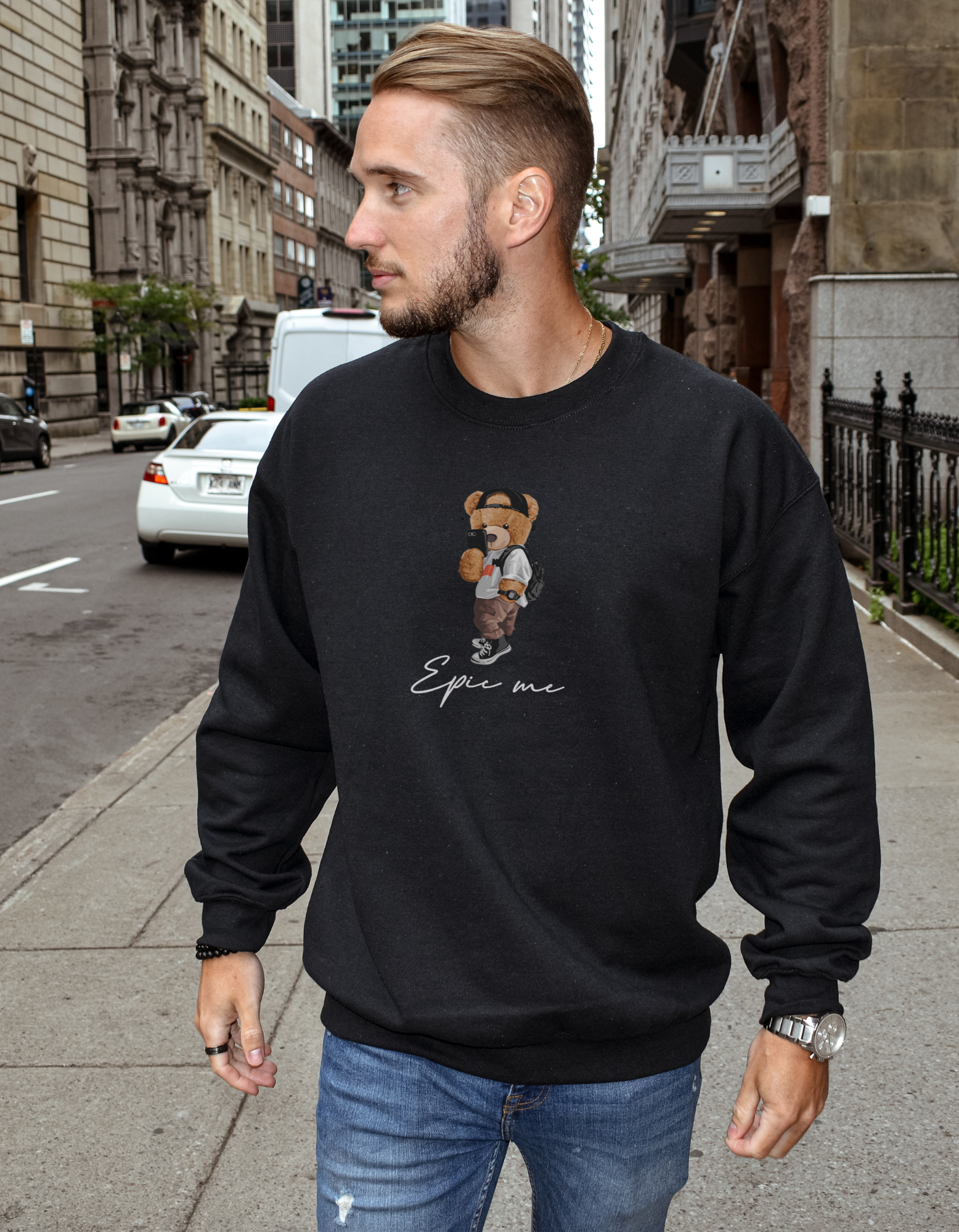 Modelo con sudadera sin capucha negra Epic Me Bear en la calle