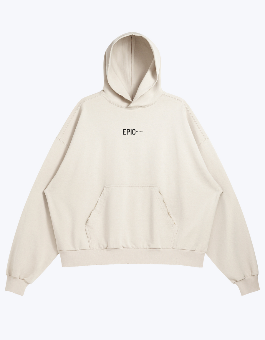 Primer plano del logo bordado Epic Me en sudadera negra retro