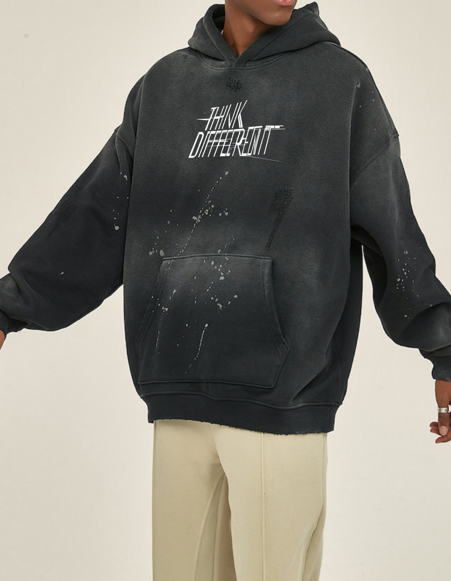 Vista lateral de sudadera vintage negra con capucha y estampado urbano Think Different